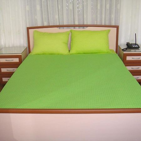 Nino Apartment On Pirosmani Batumi Bagian luar foto