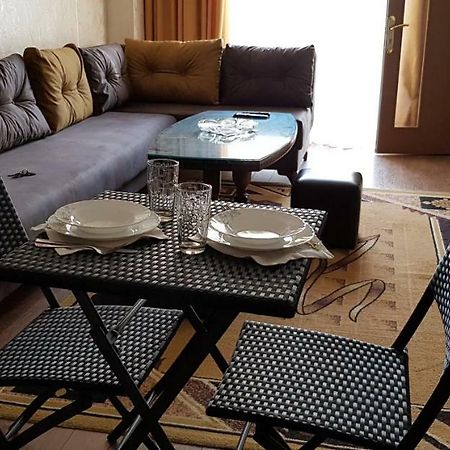 Nino Apartment On Pirosmani Batumi Bagian luar foto
