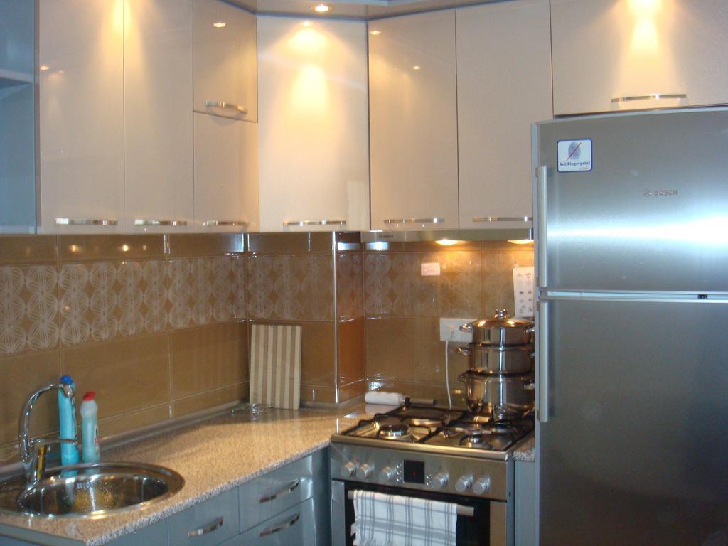 Nino Apartment On Pirosmani Batumi Ruang foto