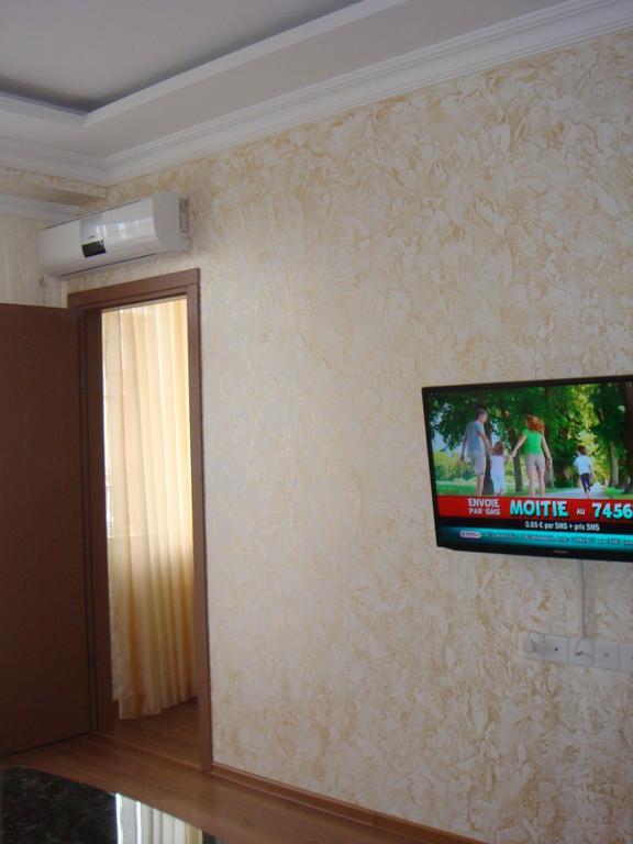 Nino Apartment On Pirosmani Batumi Ruang foto
