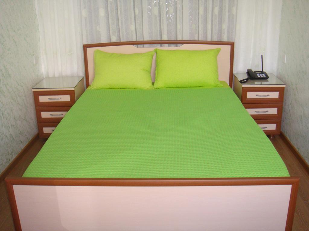 Nino Apartment On Pirosmani Batumi Bagian luar foto