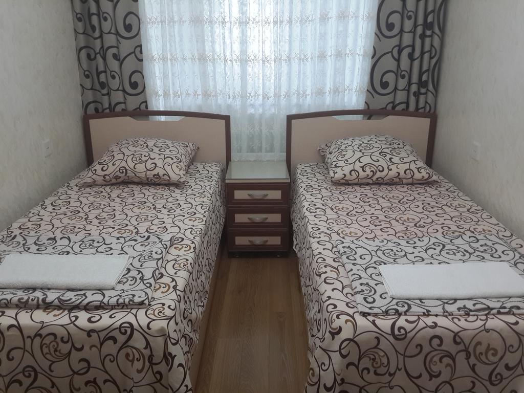 Nino Apartment On Pirosmani Batumi Bagian luar foto