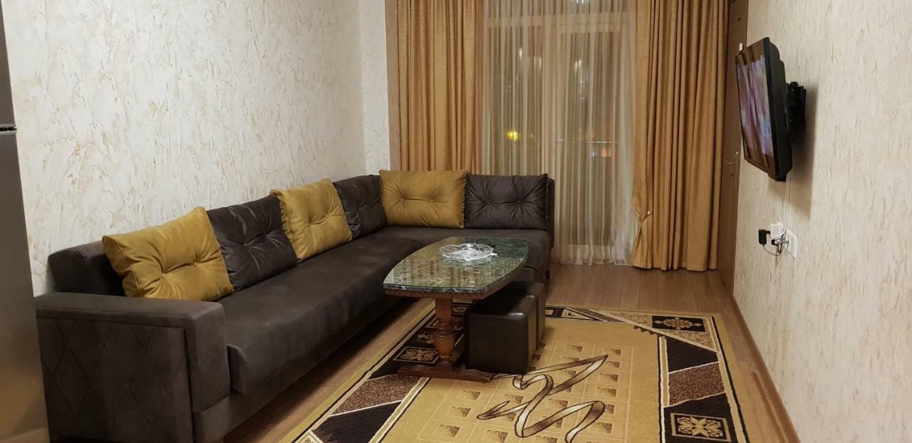 Nino Apartment On Pirosmani Batumi Bagian luar foto
