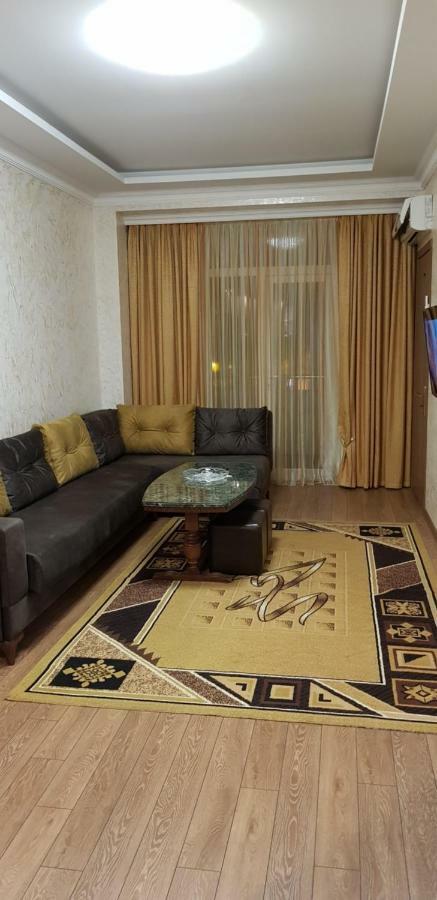 Nino Apartment On Pirosmani Batumi Bagian luar foto