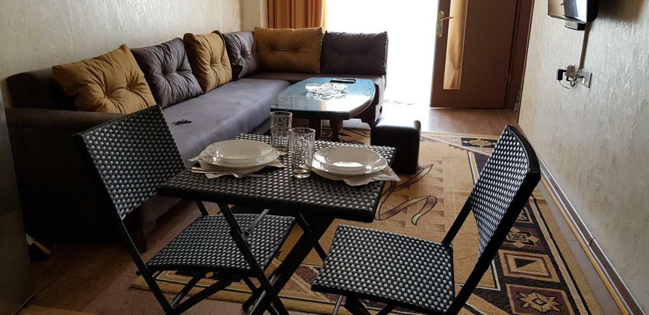 Nino Apartment On Pirosmani Batumi Bagian luar foto